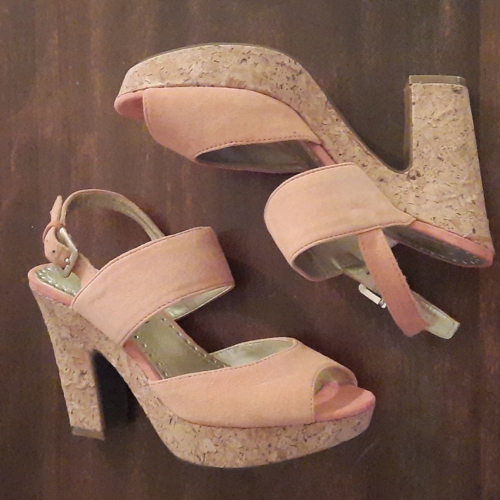 Adrienne Vittadini Platform Sandels, Size 6.5M - Picture 7 of 7